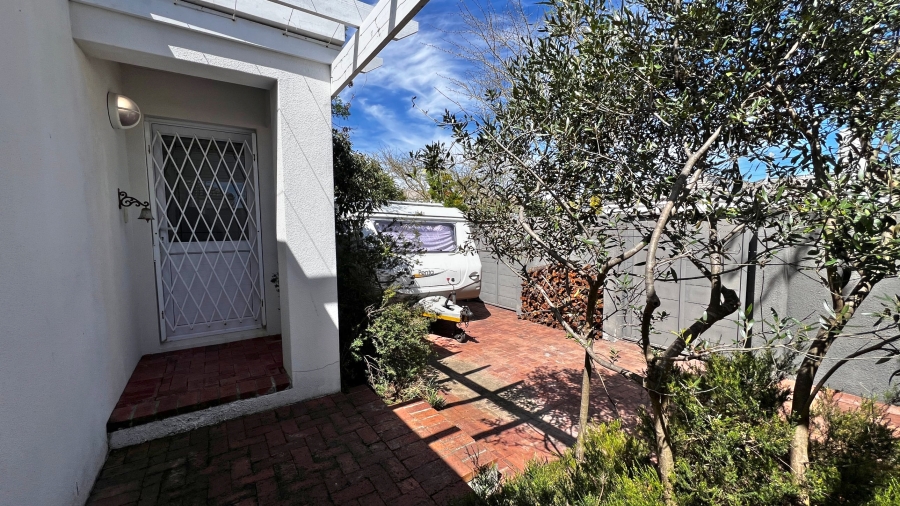 4 Bedroom Property for Sale in Sunningdale Western Cape